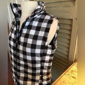 BEAUTIFUL MAXWELL STUDIO VEST size XS, Fer ready for cool days.